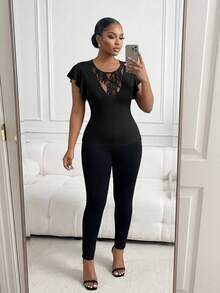 SHEIN Lady CURVE 大码女式 V 领半透明蕾丝拼布荷叶边袖休闲 T 恤，时尚日常百搭春夏新品音乐会女装狂欢节狂欢优雅女式短袖上衣狂欢 - 黑色 - 查看 5