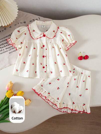 SHEIN Set de 2 piezas con blusa de manga corta con estampado de cerezas y shorts con volantes para niñas jóvenes, color blanco, conjunto de verano lindo para niñas jóvenes