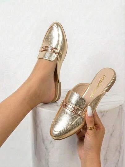 Zapatos tipo mules de moda para mujer, una opción moderna y versátil que añade un toque elegante a cualquier outfit. El diseño destalonado, combinado con la textura que simula piel de cocodrilo y la hebilla metálica dorada al frente, convierten a este modelo en la elección perfecta tanto para la oficina como para ocasiones casuales y eventos especiales.