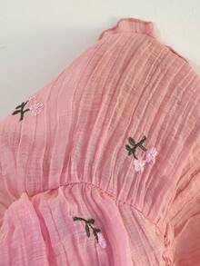 SHEIN PETITE Áo kiểu nữ màu hồng tay ngắn, ngọt ngào, dễ thương, thoải mái, thích hợp cho kỳ nghỉ, hàng ngày, thời trang, chất liệu chiffon, thêu họa tiết, phối bèo nhún, kiểu mở phía trước, thích hợp cho mùa xuân/hè. - Nhiều màu - Xem 8