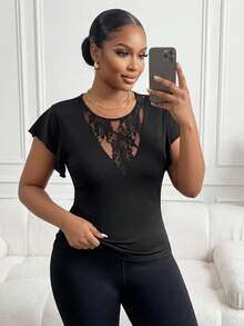 SHEIN Lady CURVE 大码女式 V 领半透明蕾丝拼布荷叶边袖休闲 T 恤，时尚日常百搭春夏新品音乐会女装狂欢节狂欢优雅女式短袖上衣狂欢 - 黑色 - 查看 4