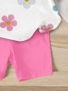 SHEIN Bộ đồ cho bé gái gồm áo thun ngắn tay cổ tròn in hoa và quần short ôm sát, kiểu dáng thời trang thoải mái, áo thun trắng và quần short hồng, thích hợp cho mùa xuân/hè. - Nhiều màu - Xem 5