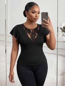 SHEIN Lady CURVE 大码女式 V 领半透明蕾丝拼布荷叶边袖休闲 T 恤，时尚日常百搭春夏新品音乐会女装狂欢节狂欢优雅女式短袖上衣狂欢 - 黑色 - 查看 6