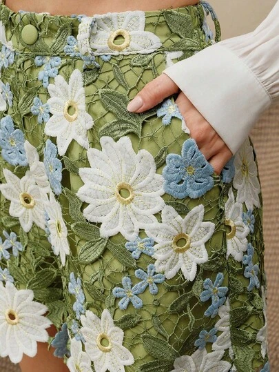 Anewsta Elegante Shorts für Frauen mit taillenschmeichelnder grüner Blumenstickerei und Kontrastfarbdesign