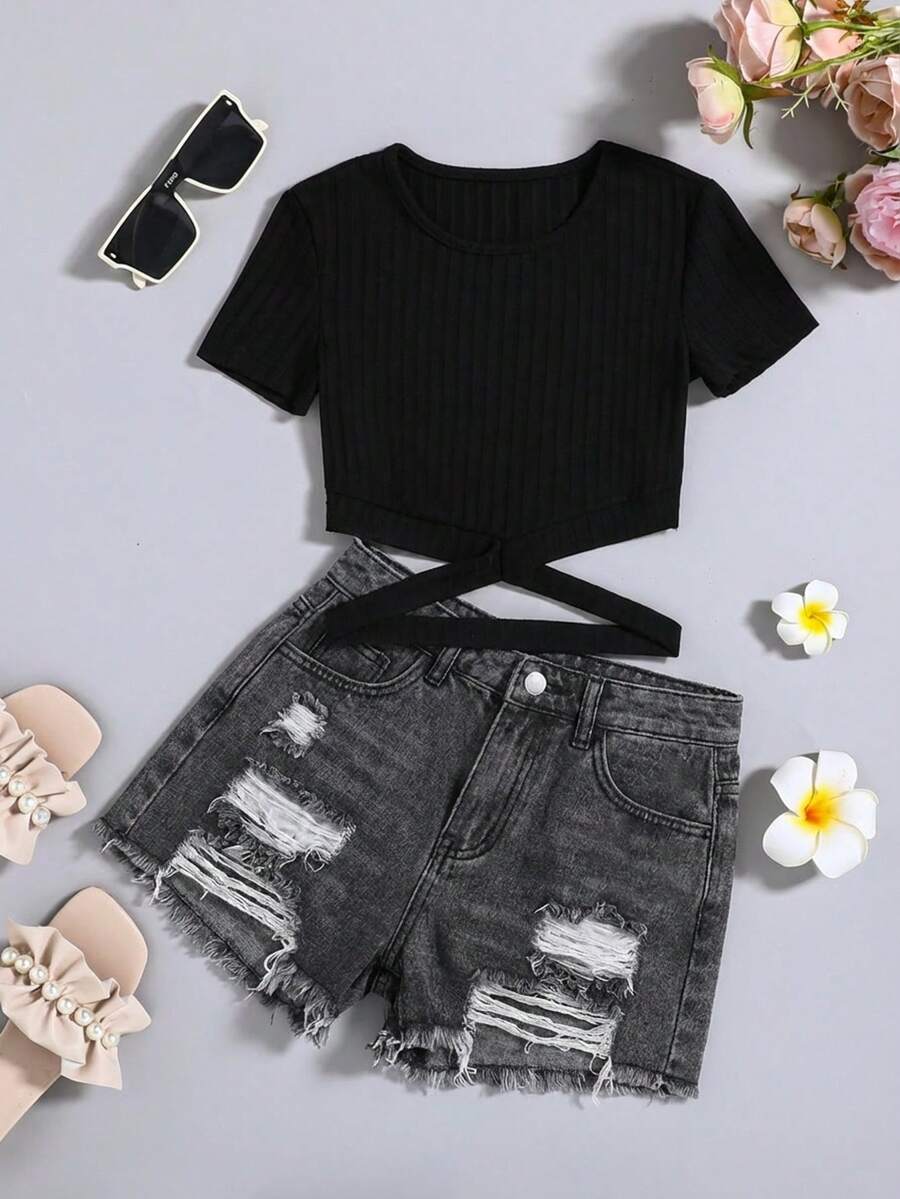 SHEIN Bộ đồ hai mảnh cho bé gái tuổi teen mùa hè: áo thun ngắn cổ tròn màu trơn, cạp chun khoét rỗng và quần short jean rách mài. - màu đen - Xem 1