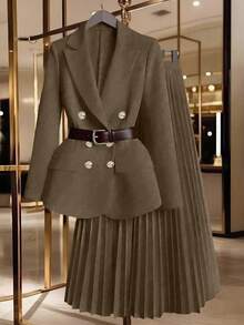 GlowEve CURVE 女士加大码金色纽扣装饰西装外套+百褶裙优雅休闲通勤百搭简约时尚黄色两件套 - 摩卡棕 - 查看 5