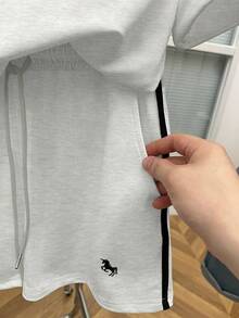 GlowEve 女士时尚休闲运动风刺绣撞色侧条纹圆领宽松T恤和高腰抽绳斜口袋宽松休闲运动短裤2件套 - 淺灰色 - 查看 4