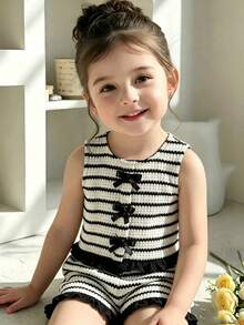 SHEIN Vintaside Kids 女嬰夏季可愛黑白條紋蝴蝶結荷葉邊圓領無袖上衣&配套短褲套裝 親子穿搭甜美風套裝 - 黑與白 - 查看 4