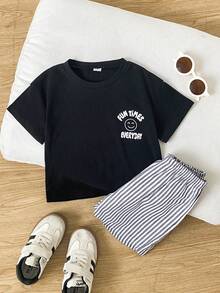 Playful Pals Bộ 2 món cho bé trai, gồm áo thun cổ tròn tay raglan in họa tiết thoải mái và quần short kẻ sọc, thích hợp cho hoạt động ngoài trời và mặc hàng ngày vào mùa xuân/hè. - màu đen - Xem 3