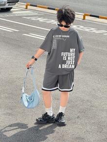 SHEIN Little Byeori Bộ đồ 2 mảnh phong cách đường phố thường ngày dành cho bé trai, gồm áo thun cổ tròn tay ngắn dáng rộng và quần short dệt kim, thích hợp cho mặc hàng ngày, thể thao, dã ngoại, đi học, dự tiệc, kỳ nghỉ, chụp ảnh, mùa tựu trường, xuân/hè. - Xám - Xem 6