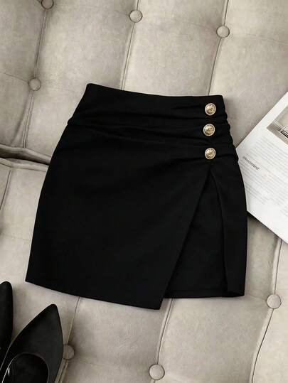 Franclia 女士休闲优雅高腰褶皱纽扣细节不对称黑色迷你裙，适合休闲度假、浪漫约会、上学、海滩度假、商务装等场合。