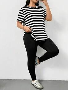 Shapeblank 大码女装春夏时尚休闲宽松弹力舒适日常百搭显瘦黑白条纹短袖上衣搭配黑色紧身牛仔裤两件套，街头风，夏季服装，简约风格，机场穿搭。大码女装打底裤和大码条纹上衣弹力裤套装，专为大码女性设计。 - 黑與白 - 查看 3