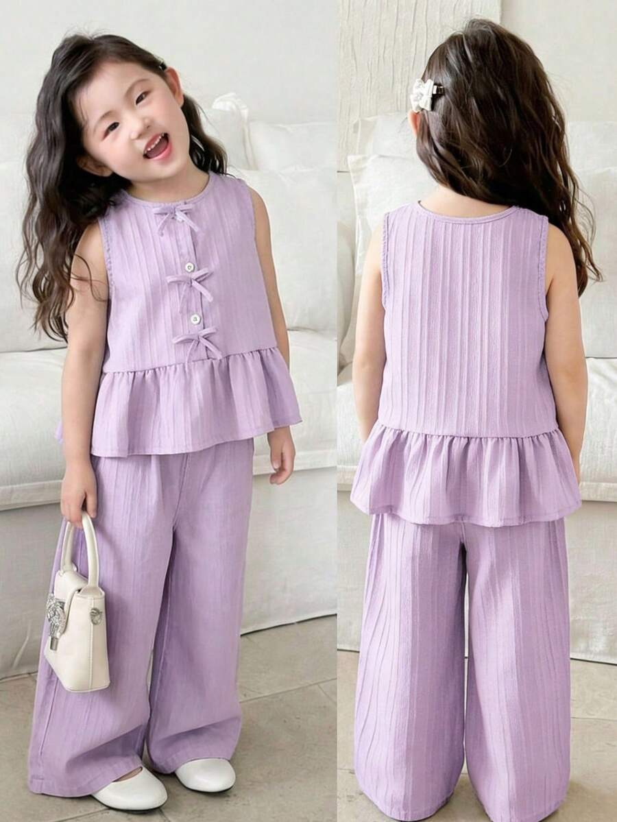 2026春夏新款女童夏季柔软舒适面料时尚套装，SS26度假旅行必备，女童夏季纯色单排扣蝴蝶结荷叶边下摆背心衬衫和纯色裤子两件套，适合夏季简约通勤穿搭。女童两件套，儿童套装。女童亚麻套装，小女孩套装，女童夏季服装，儿童服装。夏季套装。夏季套装。 - 淡紫色 - 查看 1