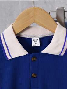 SHEIN Streecool Kids 男童纹理面料Polo衫和裤子两件套。撞色领口设计增添层次感，做工精良，简约时尚新设计，展现男孩个性，适合日常休闲和上学穿着，适合4-7岁儿童夏季度假、旅行、休闲、日光浴等场合。 - 藏蓝色 - 查看 5