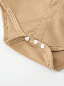 SHEIN 三件套：长袖衬衫、背带裤、贝雷帽。宝宝的第一个母亲节套装，白色长袖衬衫领口处整齐排列着纽扣，搭配白色背带裤（配有可调节搭扣），再配上一顶灰色贝雷帽。整体造型非常适合母亲节穿着。 - 杏色 - 查看 5