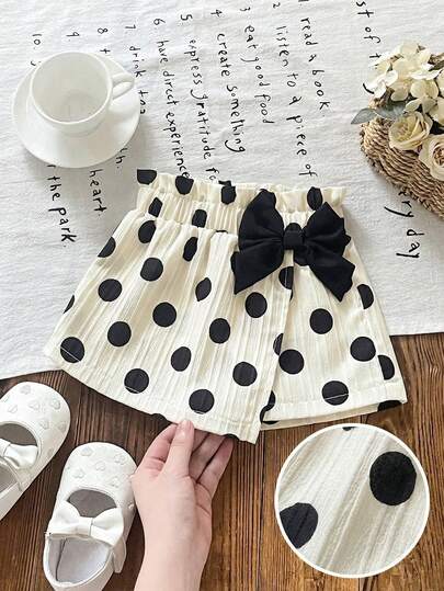 SHEIN Shorts casuales de niña bebé con textura de tela a lunares, con lazo negro en la cintura, adecuados para uso diario y actividades al aire libre, primavera/verano