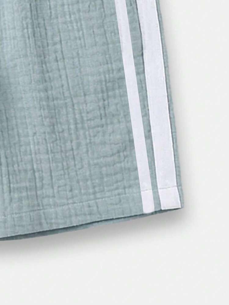 Shorts décontractés d'été pour garçons en double tissu vert sauge avec détails contrastés de rayure blanche sur le côté