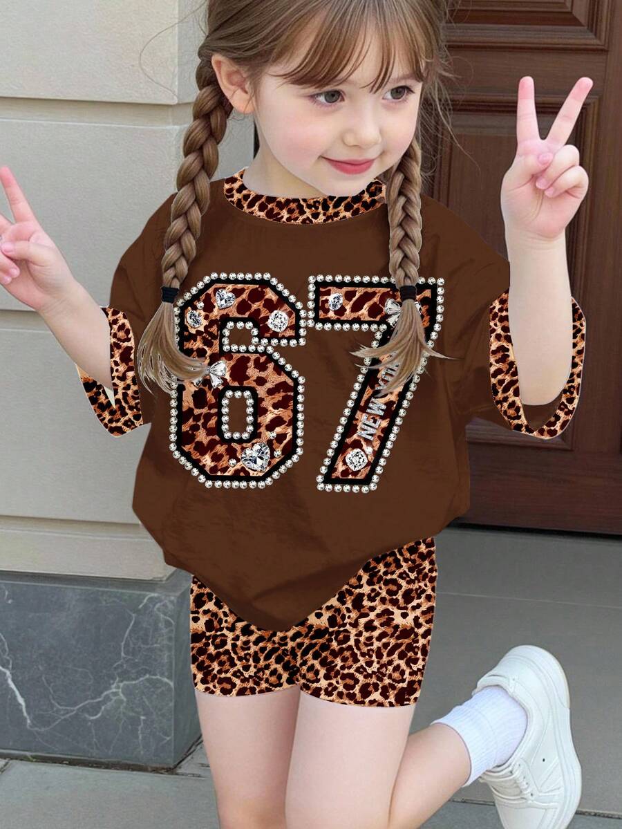 奶油咖啡色复古豹纹学院风67图案，六七，嘟嘟，无意义的幽默67数字，少女休闲简约短袖短裤两件套，适合夏季 - 白色 - 查看 1