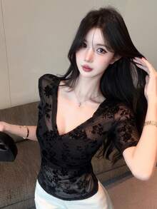 DAZY 黑色花卉蕾丝透视网纱露脐上衣，交叉绑带设计，适合音乐节、度假、婚礼、派对、夏季时尚活动等场合。 - 黑色 - 查看 9