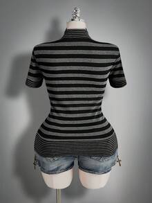 SHEIN ICON 大码女式 Y2K 黑灰条纹 V 领 T 恤 - 黑色 - 查看 2