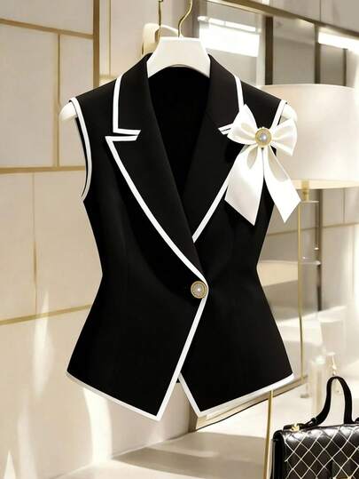 SHEIN Franclia Áo vest nữ mùa hè mới, thanh lịch, thích hợp đi làm, màu đen trắng phối nơ. Được làm từ chất liệu vải vest cao cấp, cổ áo phẳng, viền trang trí màu trắng, cúc kim loại ngọc trai bên hông và một chiếc nơ lớn (có cúc ngọc trai) trên ngực, tạo nên vẻ ngoài gọn gàng và thanh lịch. Thích hợp cho việc đi làm, các dịp kinh doanh nhẹ hoặc trang trọng, một món đồ đa năng trong dòng áo vest phối màu, áo vest công sở đen trắng thanh lịch và áo khoác ngoài giúp tôn dáng.