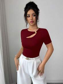 SHEIN Raffinéa Atasan Wanita Seksi Berlubang dengan Dekorasi Logam dan Garis Leher Asimetris, Lengan Pendek Warna Hitam, Musim Semi/Panas - Burgundy - View 5