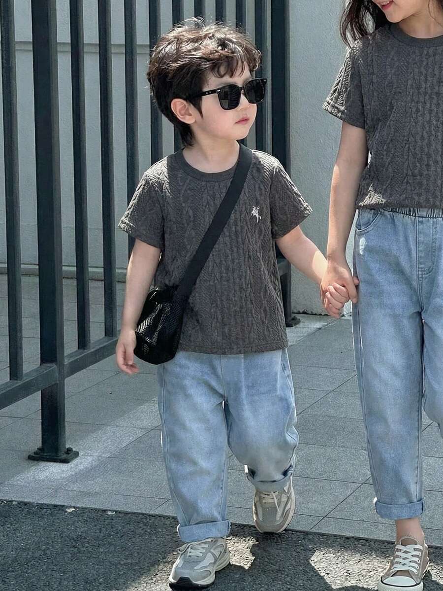 SHEIN 2件套男童时尚百搭白色针织面料刺绣装饰圆领短袖上衣搭配弹力腰水洗牛仔长裤套装,适合户外、度假、购物、派对、拍照等场合。 - 深灰色 - 查看 1