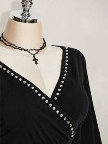 SHEIN ICON Áo thun ngắn tay ôm dáng màu đen phong cách Gothic tối giản dành cho nữ cỡ lớn mùa hè, cổ chữ V xẻ sâu, tay bồng, chi tiết khoen kim loại. - Nhiều màu - Xem 6