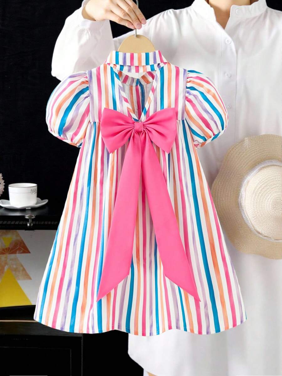 SHEIN Elladie kids 小女孩彩色条纹印花连衣裙，饰有粉色蝴蝶结，休闲度假风，配有彼得潘领和荷叶边袖子，适合日常、通勤、假日等场合，甜美可爱。 - 彩色 - 查看 1