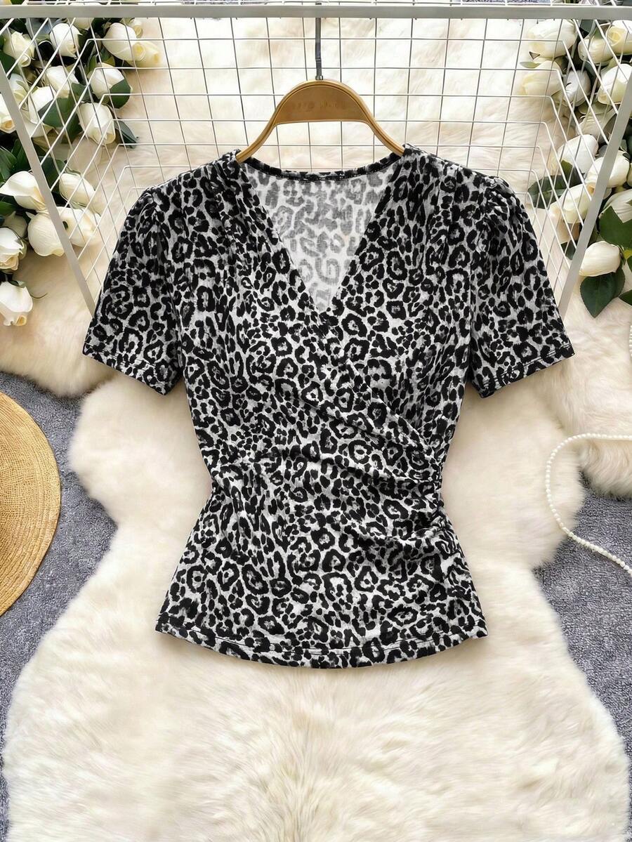 Trelyra 2026新款女士时尚豹纹印花仿裹身T恤 - V领短袖，饰有褶皱细节，百搭休闲办公简约度假风 - 白色 - 查看 1