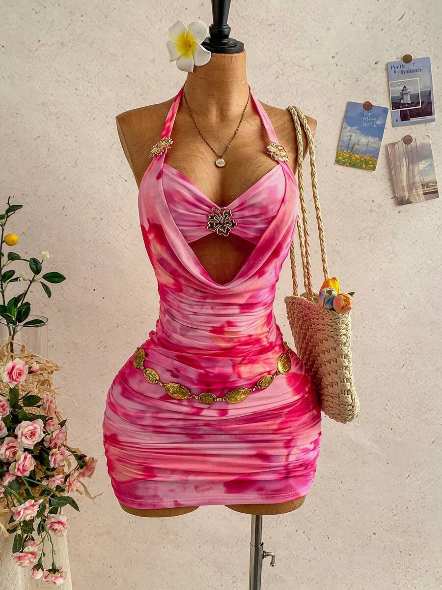 Soleia 女士性感浪漫度假露背系带拼接罩杯金属花卉装饰深V领修身迷你连衣裙，适合海滩、邮轮、城市度假 - 玫紅色 - 查看 1