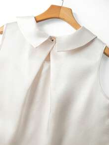 GlowEve CURVE 大码女式纯色翻领无袖褶皱上衣，适合约会、办公、户外活动穿着。 - 杏色 - 查看 6