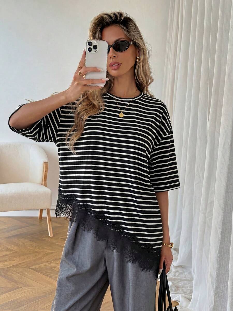 SHEIN LUNE Damen Lässig Gestreiftes Spitzen-Patchwork T-Shirt, asymmetrischer Saum, geeignet für Sommerurlaub, Pendeln und den täglichen Gebrauch - Schwarz und Weiss - Übersicht 1