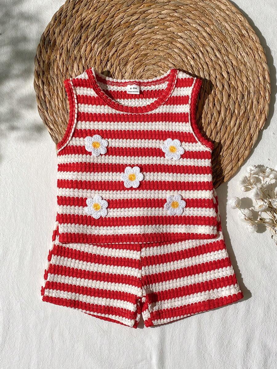 SHEIN 这款女童夏季两件套,米色柚木纹提花圆领背心上衣搭配短裤,清新森林主题,田园牧歌般温柔简约,休闲舒适。面料采用柚木纹编织纹理,厚度适中,版型合身。服装上点缀着黄色、绿色和粉色的立体钩针花朵,适合日常外出、野餐、居家休闲、上下学以及拍照打卡等各种场合。 - 紅色 - 查看 1