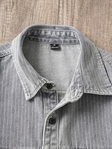 Manfinity Joysei 男士休闲条纹宽松灰色牛仔短袖衬衫，街头时尚 - 灰色 - 查看 3