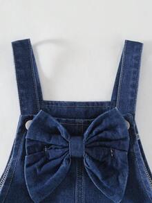 SHEIN 女童时尚百搭牛仔背带裤，复古中蓝色牛仔布，饰有多朵粉色蝴蝶结刺绣，正面饰有大蝴蝶结，宽松直筒裤型，面料柔软舒适，适合日常穿着、上学、通勤，春夏秋冬四季皆宜。 - 寶藍色 - 查看 4