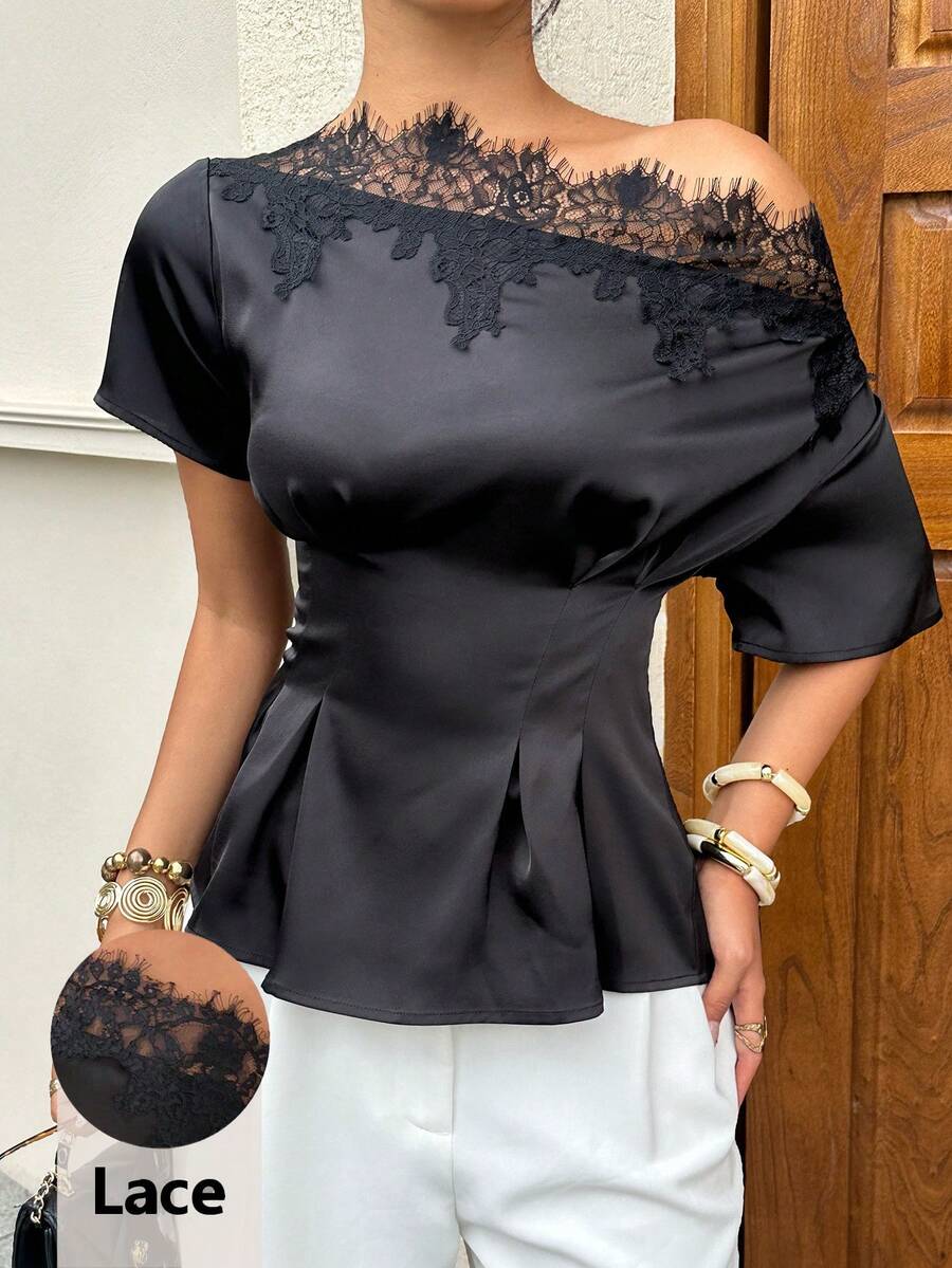 Siren Gaze Elegante blusa de satén negro con adorno de encaje en los hombros descubiertos. Esta camisa de manga corta con dobladillo fruncido tiene una silueta ajustada para realzar la figura, lo que la hace elegante y versátil tanto para el trabajo como para ocasiones casuales. Blusa elegante para mujer, ropa casual de negocios para mujer en invierno, camisa negra, parte superior casual de negocios para mujer, blusa con volantes en el bajo, verano