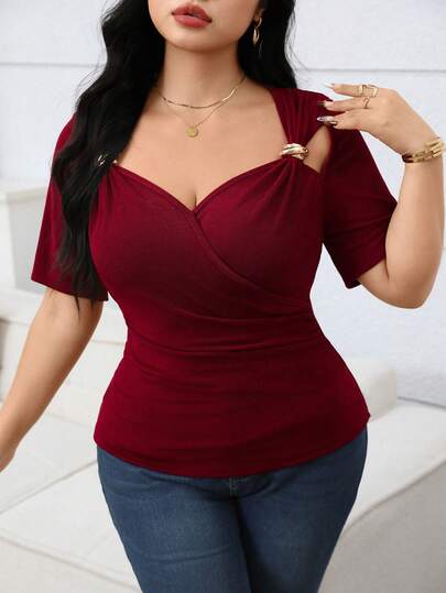 Modelyn Áo thun nữ cỡ lớn màu trơn cổ tim tay ngắn thiết kế kim loại thời trang