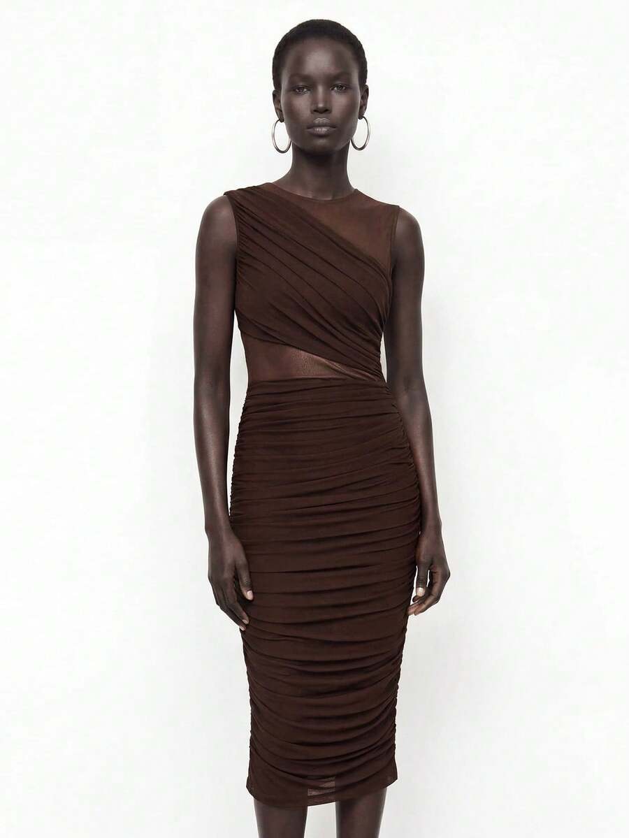 Maija 女士优雅纯色褶裥腰身半透明圆领无袖修身中长连衣裙，适合派对、早春节日、优雅秋季穿着，女士服装，棕色连衣裙 - 棕色 - 查看 1