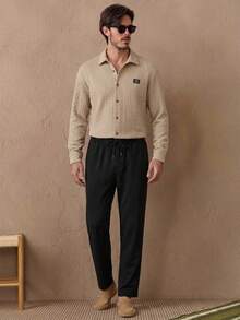 HIMLAND Conjunto informal de camisa de manga larga con estampado de letras y abotonadura sencilla, y pantalones con cordón en la cintura para hombre - Multicolor - Ver 1