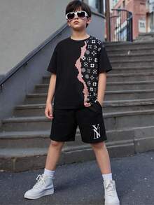 SHEIN 两件套儿童/青少年男童休闲舒适圆领宽松短袖拼接复古印花T恤和短裤套装，黑色印花T恤搭配卡其色短裤，基础款，适合春夏季节、外出、情人节、约会、旅行、度假、家庭聚会、返校、婚礼、派对、运动、生日等场合。 - 黑色 - 查看 5