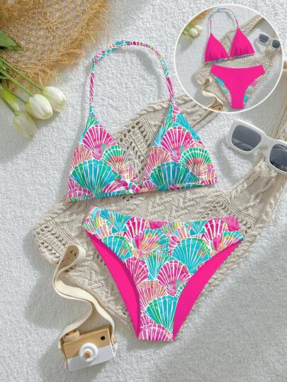 少女泳装套装，休闲度假风，可爱多彩贝壳随机印花针织面料，可调节领口上衣和三角泳裤，双面可穿，适合夏季度假、海滩、泳池、节日派对等场合。