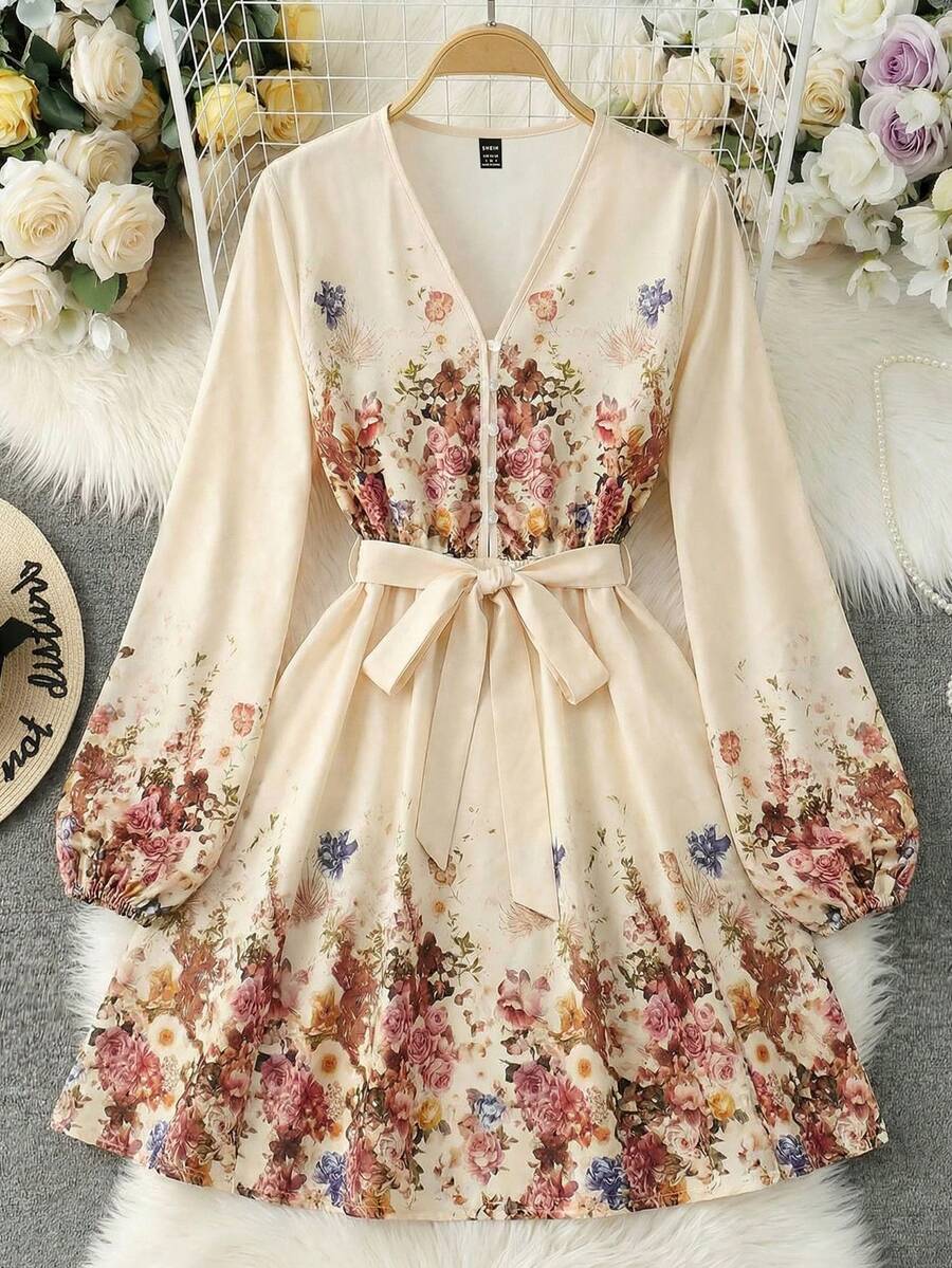 SHEIN Franclia 女士中长款印花连衣裙,春夏款,V领,腰部系带,纽扣设计,A字裙摆,浪漫连衣裙,适合度假、海滩、派对、休闲通勤等场合。 - 彩色 - 查看 1