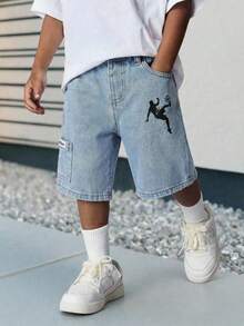 SHEIN Little Byeori 小男孩新款時尚休閒柔軟復古拼接足球印花寬鬆版型藍色牛仔短褲，側邊口袋，春夏季日常穿搭、街頭風、海灘度假、波西米亞風、休閒 - 淺色水洗藍 - 查看 9