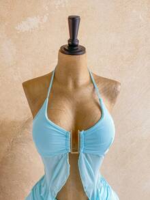 Soleia Bộ đồ 2 món dành cho nữ: áo hai dây cổ yếm màu xanh nhạt và chân váy ngắn kèm quần short. - Màu xanh nhạt - Xem 4