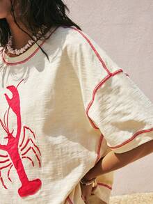 SoleilVie 海滩度假风超大宽松纯棉T恤，饰有刺绣红色龙虾图案、撞色缝线和不对称下摆。这款龙虾图案T恤是女士夏季上衣的理想之选。 - 彩色 - 查看 5