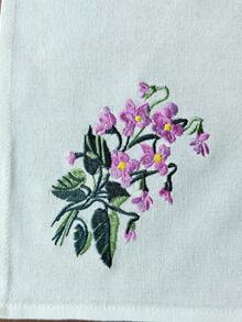 Cirelle Khăn ăn vuông được làm từ 50% vải cotton và 50% polyester với họa tiết thêu tinh tế. Sản phẩm có tông màu tím trang nhã và lãng mạn, phù hợp cho bàn ăn, làm tấm lót bàn, trang trí nhà cửa, họp mặt gia đình, trang trí lễ hội, quán cà phê, nhà hàng, tiệc chiêu đãi, hẹn hò, tiệc cưới và các dịp trong nhà và ngoài trời khác. - Màu Lilac Tím - Xem 11
