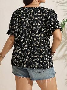SHEIN LUNE 大尺碼女款碎花方領花瓣袖上衣 休閒鄉村風波西米亞可愛上衣 女款碎花上衣 女士上衣 休閒上衣 女款休閒碎花印花上衣 短袖上衣 方領上衣 動物園穿搭 女款 Zoey 套裝 假期黑色碎花 碎花 碎花 夏季假期 度假 夏季假期 - 黑色 - 查看 9