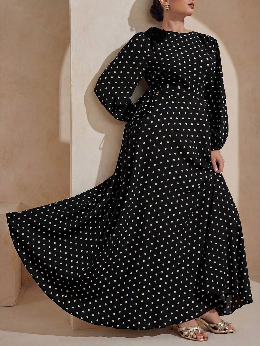 Modelyn 大尺碼女款優雅洋裝，收腰設計、波點3D花卉裝飾、彈性泡泡袖