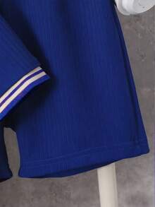 SHEIN Streecool Kids 男童纹理面料Polo衫和裤子两件套。撞色领口设计增添层次感，做工精良，简约时尚新设计，展现男孩个性，适合日常休闲和上学穿着，适合4-7岁儿童夏季度假、旅行、休闲、日光浴等场合。 - 藏蓝色 - 查看 3